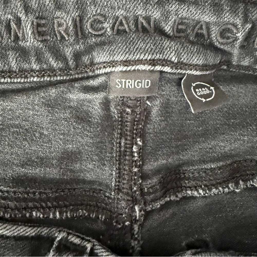 American Eagle 🦅 Strigid black distressed straight leg jeans size 4